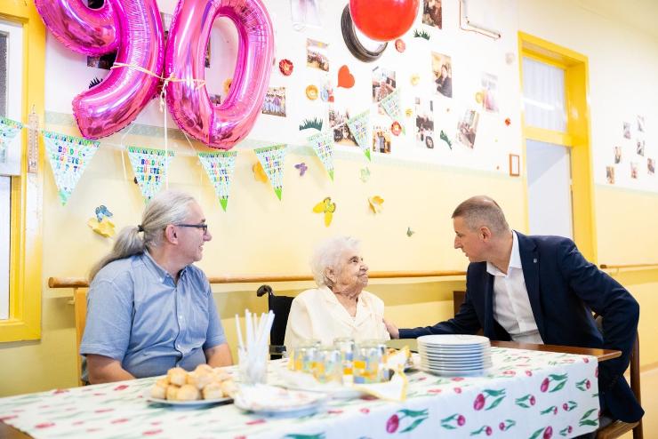 A 90 éves Magdus nénit köszöntötte Nemény András polgármester